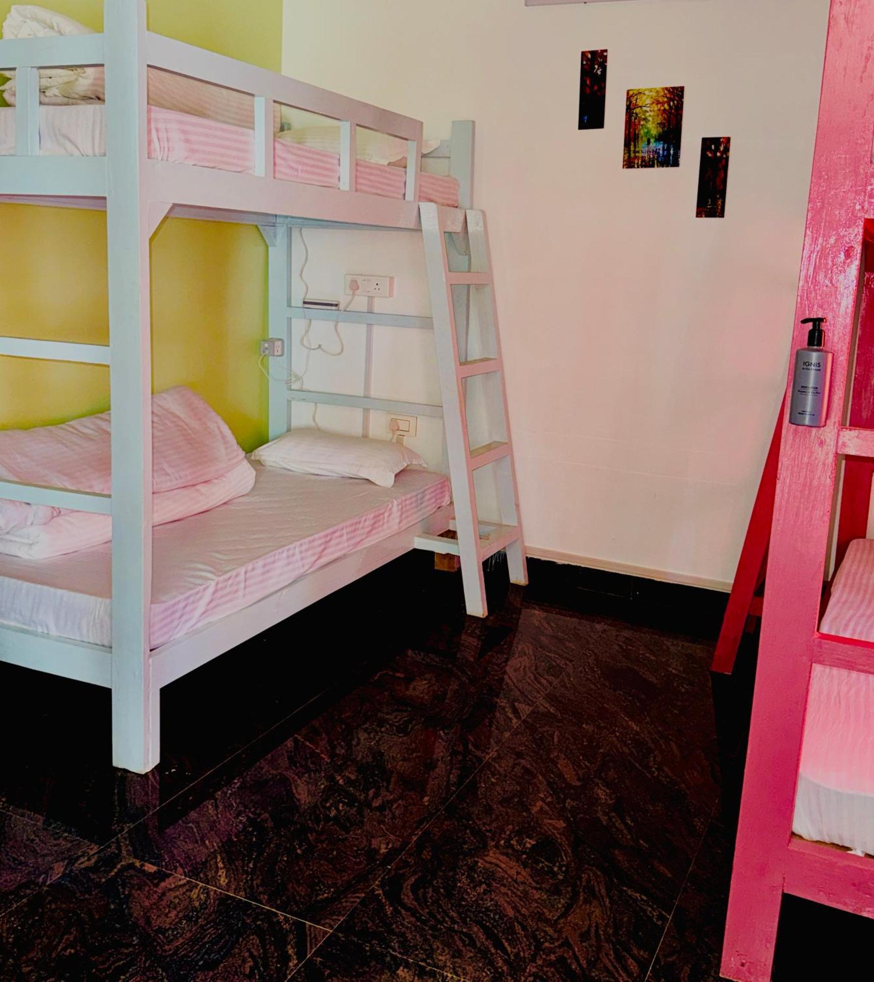 Xtsy Travellers Hostel 西隆 外观 照片