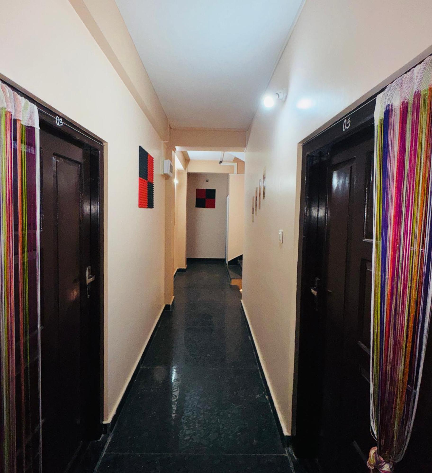 Xtsy Travellers Hostel 西隆 外观 照片