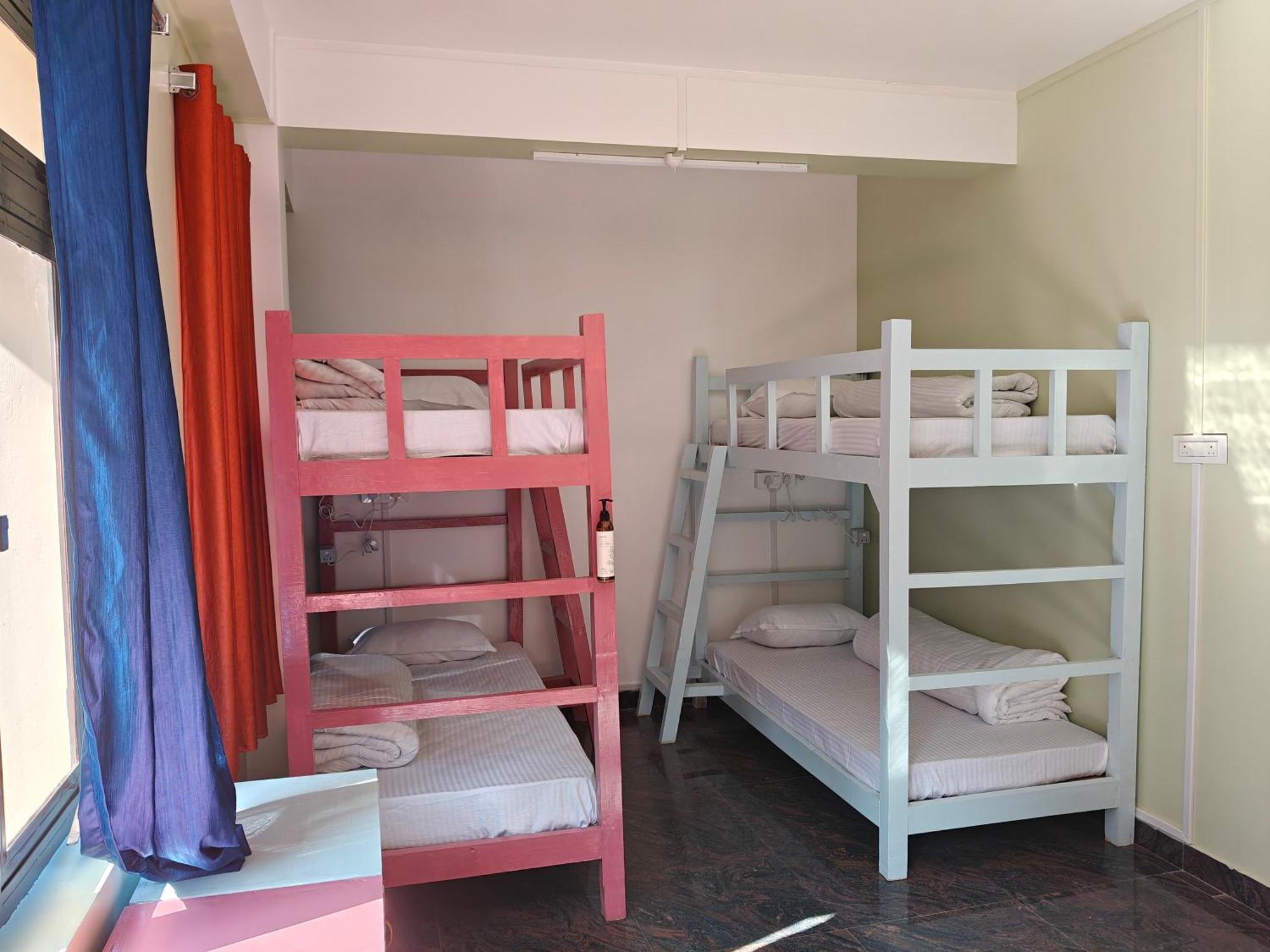 Xtsy Travellers Hostel 西隆 客房 照片