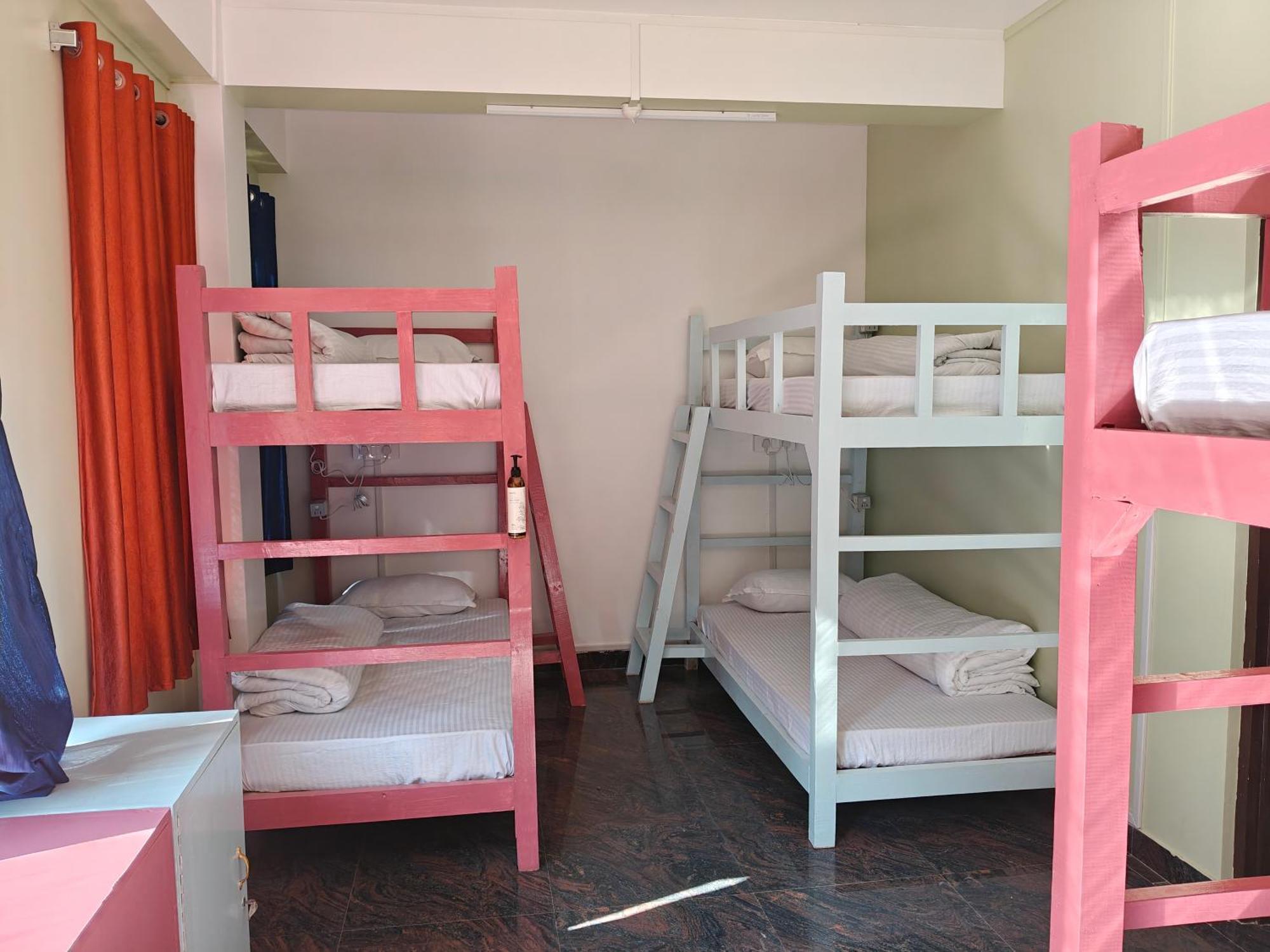 Xtsy Travellers Hostel 西隆 客房 照片